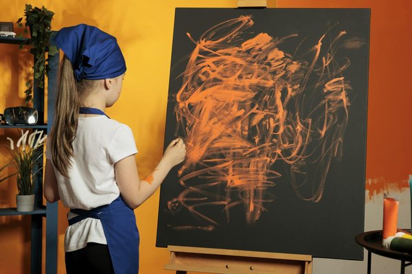 Comment les techniques de peinture à l'aquarelle sont-elles adaptées dans l'illustration de mode ?