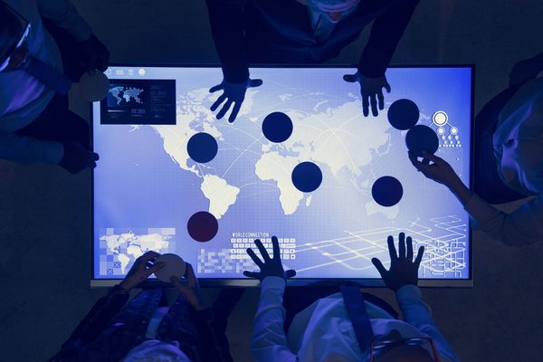 Quelles technologies peuvent être utilisées pour améliorer l'accès à l'éducation dans les régions isolées ?