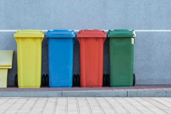 Comment les municipalités peuvent-elles encourager les pratiques de recyclage parmi les jeunes ?